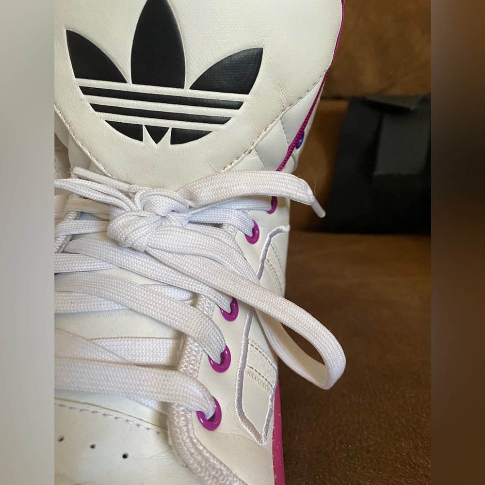 Adidas size men’s 9 in a 9/10 shape ! Men or women can wear them. - Picture 6 of 13